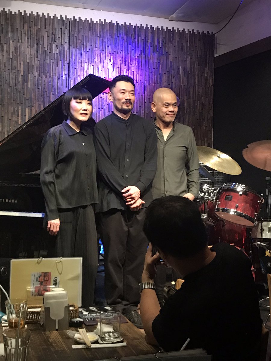 furusyo55's tweet photo. 11月9日(土)福岡市「New Combo」江藤良人Trio
江藤良人(ds)片倉真由子(p)粟谷巧(b)
昨年に引き続き九州に来てくれた江藤良人トリオ、演奏を重ねタイトでより洗練された素晴らしい音楽を聴かせて頂きました。アンコール含め全11曲、堪能しました!ありがとうございました🙇♂️
#newcombo #江藤良人トリオ https://t.co/OdNg1DWYhj