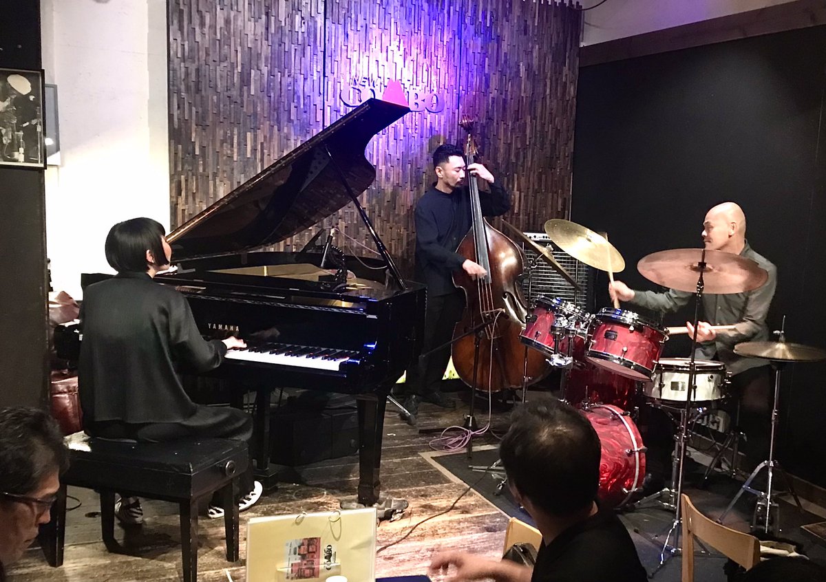 furusyo55's tweet photo. 11月9日(土)福岡市「New Combo」江藤良人Trio
江藤良人(ds)片倉真由子(p)粟谷巧(b)
昨年に引き続き九州に来てくれた江藤良人トリオ、演奏を重ねタイトでより洗練された素晴らしい音楽を聴かせて頂きました。アンコール含め全11曲、堪能しました!ありがとうございました🙇♂️
#newcombo #江藤良人トリオ https://t.co/OdNg1DWYhj
