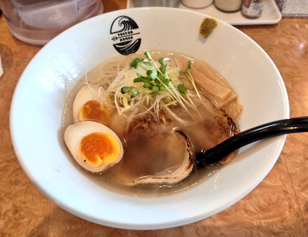 IlandNo's tweet photo. 本日2軒目は今治市・TRITON RAMENにて「汐そば味玉トッピング」をいただきます♪(´▽`)ウマァー 塩ラーメンがメインで先月オープンしたばかりですが、かなり繁盛してスタッフはバタバタしてる感が…提供まで少し時間要します😅 味は悪くないので今後に期待🥴 #TRITONRAMEN #ラーメン https://t.co/NKDi1xmkCs