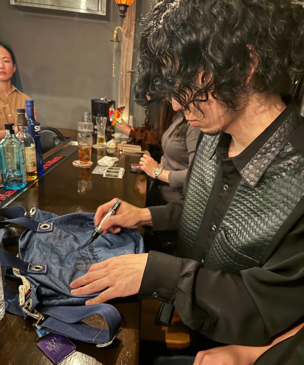 Sen_to_Ray's tweet photo. 酔った勢いで私物にサインお願いしたらしてもらえたの嬉しすぎるな https://t.co/wNztMB4Znr