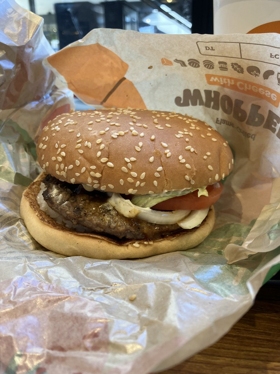 バーガーキングのKYOTOバーガー🍔
ご飯ではさむんじゃなくごはん「を」はさんでるイカれたやつ
飲み物コーラでなくてお茶にすればよかった