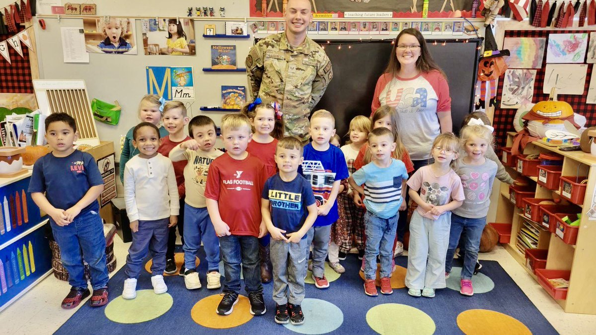 CarlenaSheeran's tweet photo. Jennifer Arnold’s nephew, Zachary Laurence, a Fire Captain, Staff Sergeant, with the USAF visited @RineyvilleE for the Veterans Day program.🇺🇸 Then he talked to the preschoolers about being a firefighter in the Air Force.👫🏽 #HCSDifferenceMakers #HCSPreschool #ThankYouZachary https://t.co/nl6Wtu1m6a