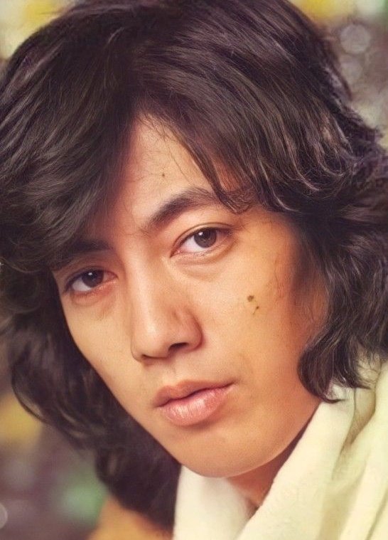 ━いつか めぐり逢えたなら━
フォロワー様 御支援者様 X社様
日々多大なる御厚情を賜り
心依り深く感謝申し上げます!
冬の足音も聞こえて参りました
御身体には呉れぐれも
御慈愛を成さって下さいませ
表参道・外苑前 枯れ葉の絨毯を
二人で歩く姿・・
見てみたかったなぁ〜sourire!
 💜💜💜💜