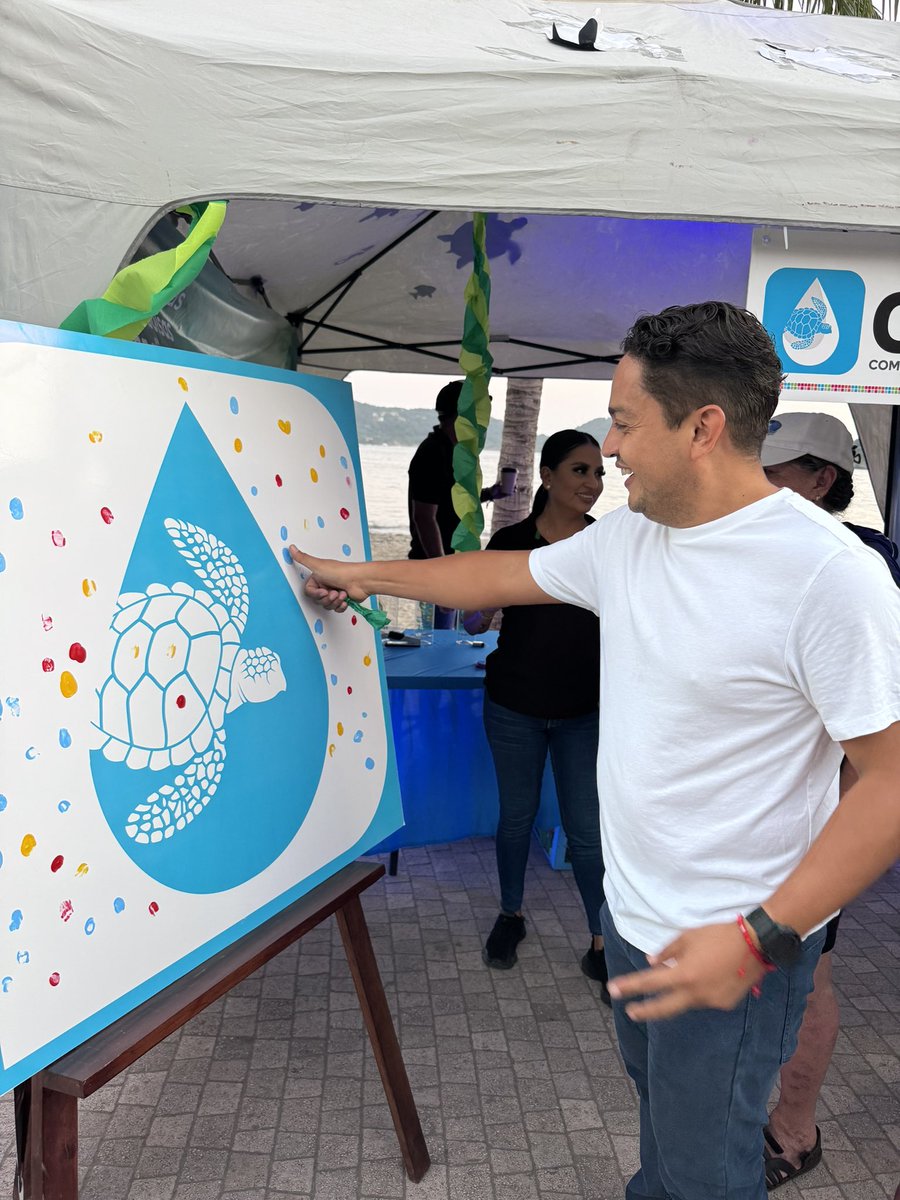 LFSalasR's tweet photo. Cerramos el festival de la tortuga dejando nuestra huella para refrendar nuestro compromiso, junto a decenas de personas  por el cuidado y preservación de estos quelonios.

#CuidarElAguaEsTareaDeTodos https://t.co/m4r3N4jnUq
