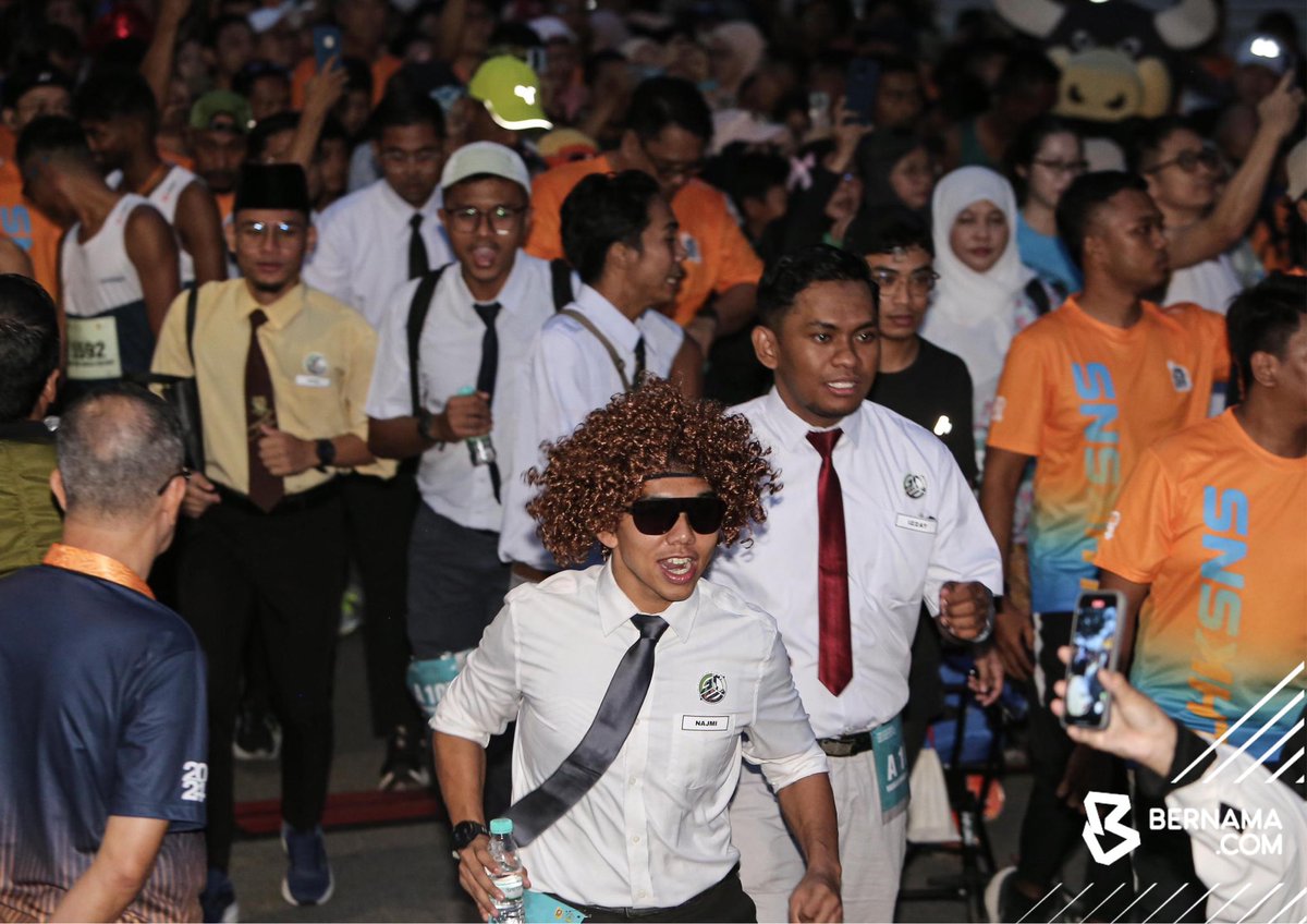 bernamadotcom's tweet photo. Sultan Perak Sultan Nazrin Shah dan Raja Permaisuri Perak Tuanku Zara Salim berkenan menyertai Larian Hari Keputeraan Sultan Perak bersama-sama lebih 12,000 orang di Dataran Pavillion di Kuala Kangsar, hari ini.

📸 Farhan Najib | BERNAMA
#BernamaNews 
#BernamaImages https://t.co/PvwqzQHSnZ