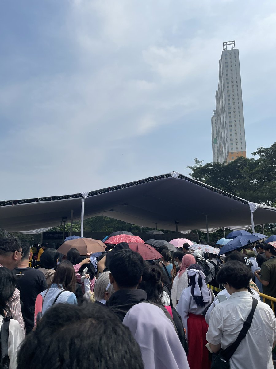 Sedang mengantri. TOLONG ADIK ADIK BUANG SAMPAH KE TEMPATNYA!!!!
JANGAN SEMBRONO!!