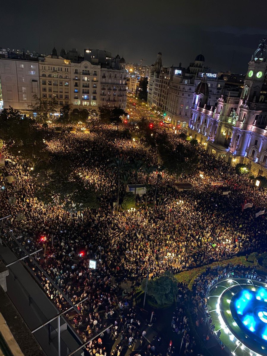 HPodemita's tweet photo. Ni toda la mierda política del Pp y Vox, ni  toda la basura periodística, han podido parar esto. 
AMUNT VALENCIA!!
😍😘👏 https://t.co/ltmh4BJIRo
