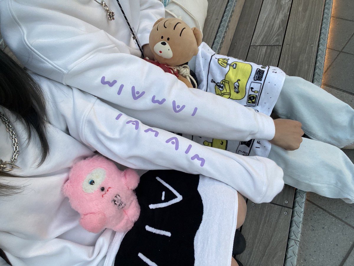 myonzarashi0415's tweet photo. ドルアパ前半戦最後のKアリーナ！

噂通りめっちゃ大きくて要塞みたいなカッコイイ会場だった！
そして、左後ろ3席くらいにまさかの両親いて普通に緊張した🙂
なお、お父さんは自作グッズを帽子に付けるヤル気っぷり💯
今日は1階6列目だとよ

ゆあちゃん連番楽しかったよありがとう！💅 https://t.co/haoEI4ueOV
