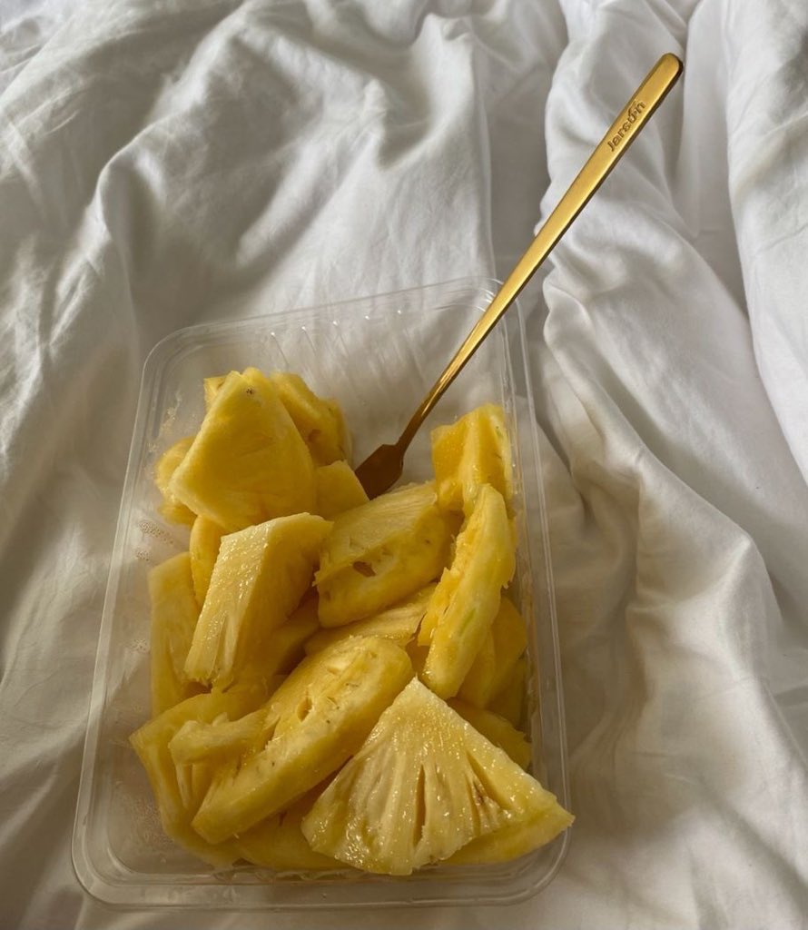 zoecidios5's tweet photo. Pineapple🍍| YeonGyu 

Durante los últimos tiempos YeonJun había estado más amargado de lo normal, Beomgyu lee en un tweet que la Piña endulza a los hombres así que decide intentar endulzar a su alfa.
El problema es que la piña lo “endulza” en otro sentido. https://t.co/Tv5MjzkyWN