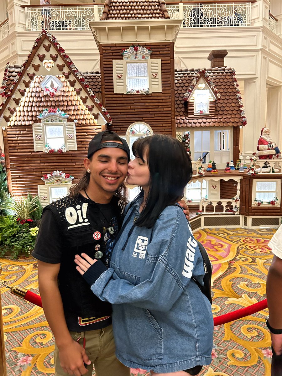 AshleeSpookey's tweet photo. disney resort gingerbread house hopping with my love 🤎🤎🥰 @jhobbit95 https://t.co/2laiW4LLWc