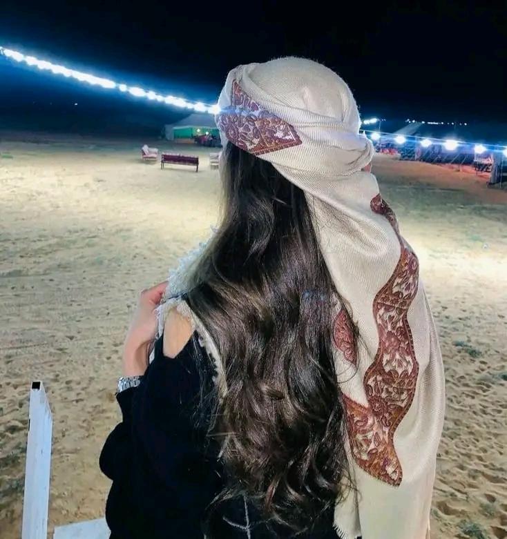 شفت القمر لو ينخسف على الكون 
مثله خسوف الروح لحظة غيااابك 

وشفت العقل لو غدى فيك مجنون 
ماحد يلومه ،، يالغلا  في ،، جناابك
 
و مالوم قلبي لو غدى فيك  مفتون 
انت الحلا ، فيك ابتدا  وانتهــى بك

انا اشــهد انك يا هوى القلب مزيون 
ومن ،، هيبتك كــل ، الرجال تهــابك