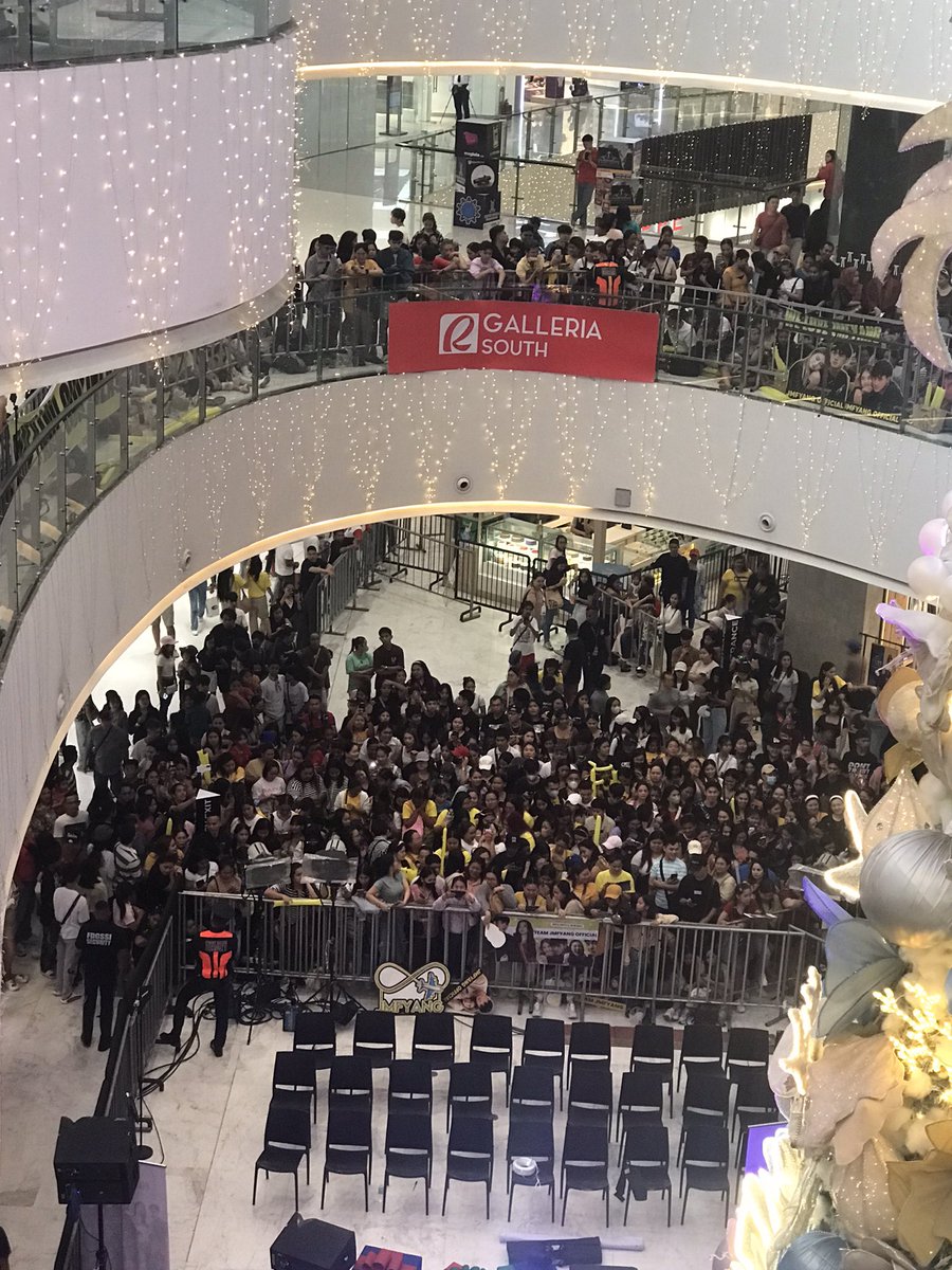 melrosejoy1's tweet photo. As of now fans are waiting for them! Here at Robinson’s Galleria South! 

@TeamFyangOFC @TeamJmFyangOFC 

Photos by @melrosejoy1 https://t.co/23mEIZvfsJ