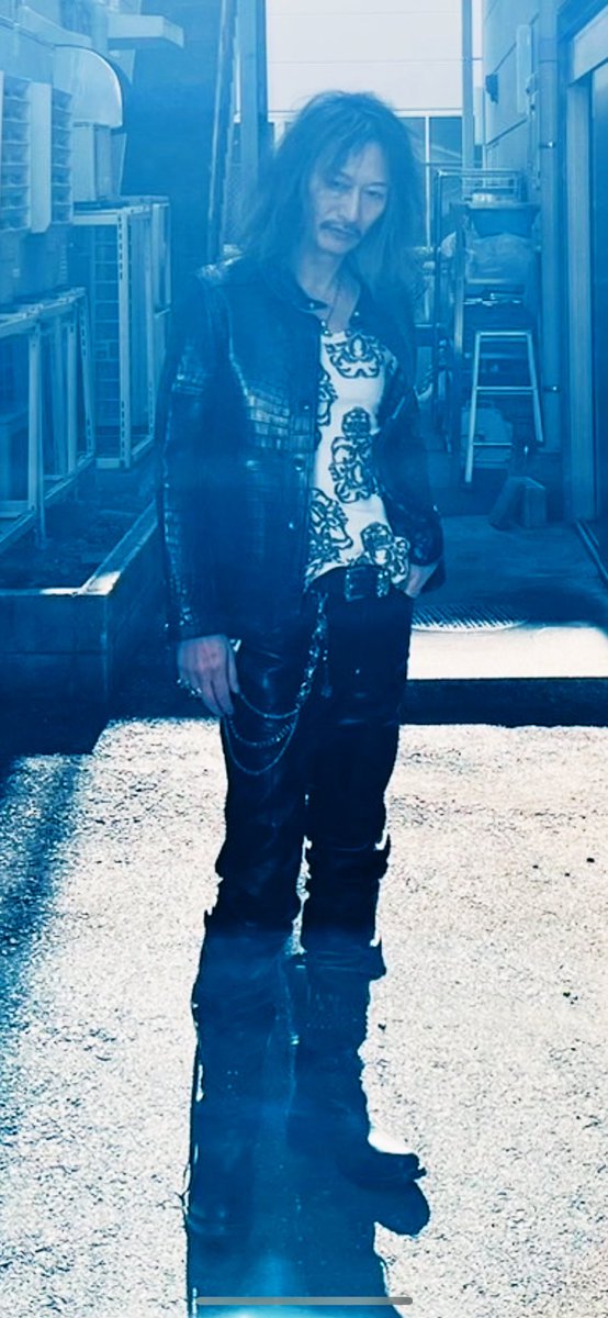 takashi_kos's tweet photo. #仮面ライダー龍騎
当時から20数年の間に
4作品に
#浅倉威
#仮面ライダー王蛇
として
出演させて頂きました。

最後は
#仮面ライダーアウトサイダーズ
エピソード7にて
#TTFC
12月22日から配信です

蛇革のジャケットを捨て
新たな服を手に
浅倉もサバイブだぜ〜笑

皆様
長い間
本当にありがとうございました！

祭りの場所だぜ〜笑
イライラするんだぜ〜笑