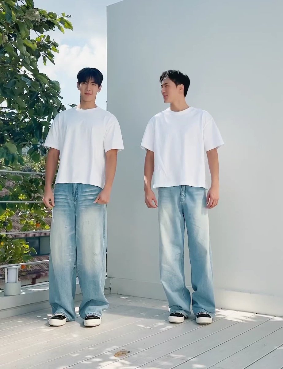 안에 흰티 입은거랑 청바지 신발...
첫눈 챌린지 찍은날 시그 찍은거구나 !!!!
