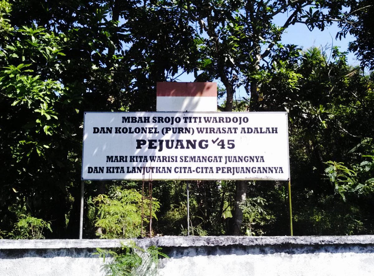 BiblengCo's tweet image. Raden Srojo Titiwardojo Pakubowono I and Raden Ayu Jinem COKROKUSUMO Cokroadiningrat II and their home and Jinem’s sugar factory in Tunjungrejo. Jinem employed many Tunjungrejo workers. 

“I stands tall on shoulders of my ancestors” -GRAj COKROKUSUMO 

#founder #story #Bibleng