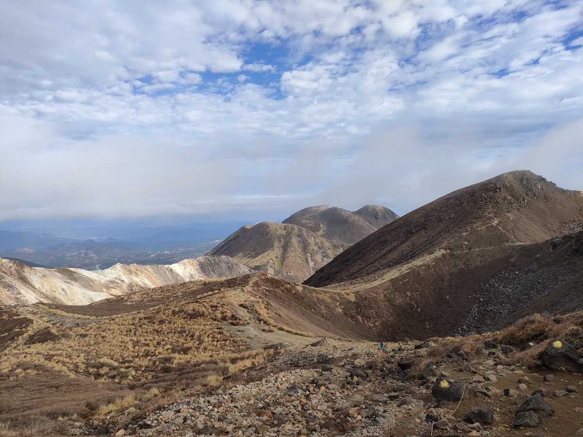 souhiro0313's tweet photo. くじゅう登山に行ってきました。午後から雨の予報なので降る前に下山できてよかった。紅葉🍁も終わりかけですが、見れました。 https://t.co/2L9OxeQRWn