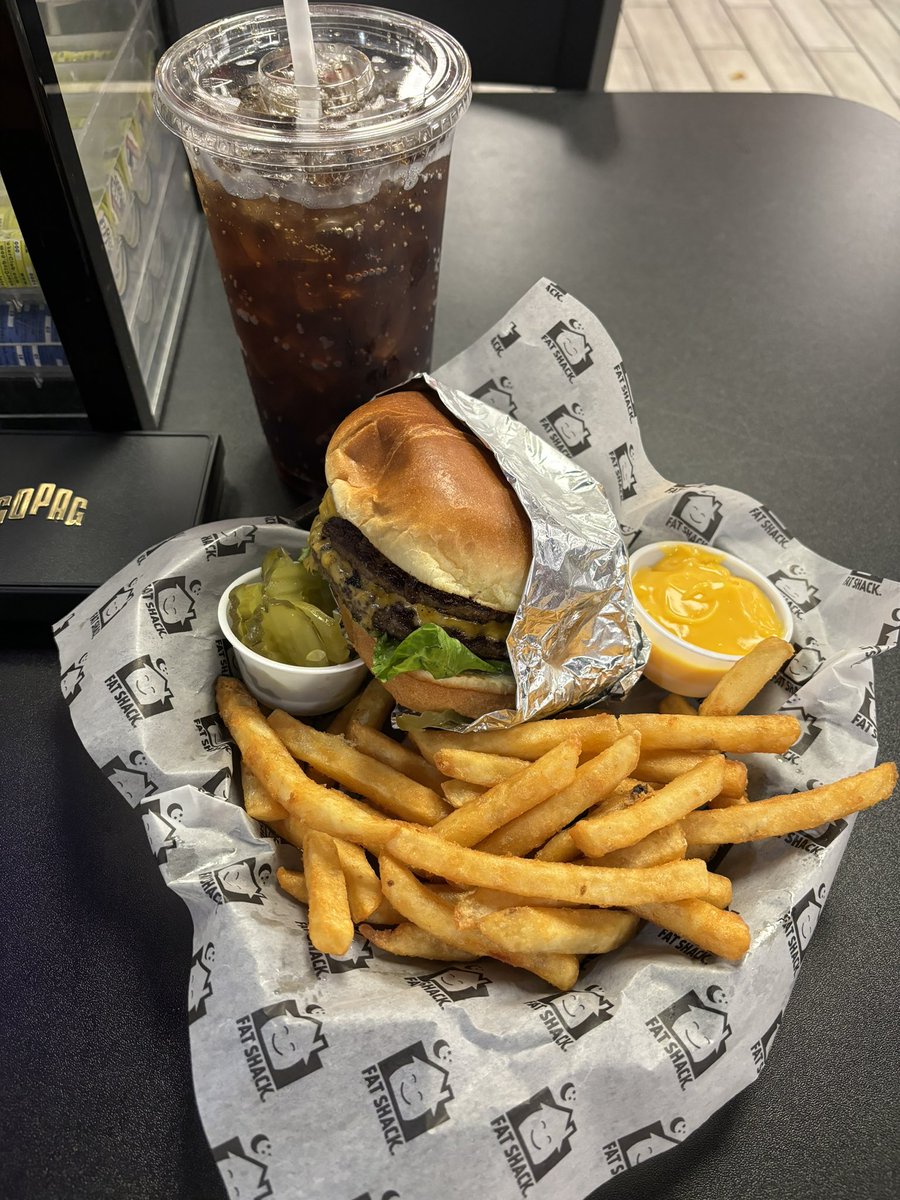 Joyouss0's tweet photo. Late late dins but Iโm starving!!! Yummo yummo to my tummo! ๐ @OfficialOPLive @ReelzChannel @OnPatrolNation @OnPatrolLive #OPL #OPLive #OPLiveNation #Yummo #FatShack #Burger #WorkMode https://t.co/MrfrQhWR40