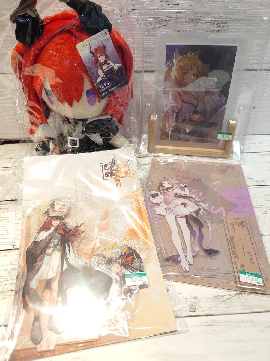 Kotobukiya_akb's tweet photo. 【コトブキヤ秋葉原館1階】
「＃アークナイツ」関連の新商品入荷しました！

「アクリルフィギュアシリーズ  モダンスタイル」や「記念写真シリーズ ナイトプール」といった綺麗なイラストを使用した商品をはじめ、

「非表示と調整サングラス」等、多数の在庫がございます！

ぜひご利用ください！ https://t.co/h8h209UefN