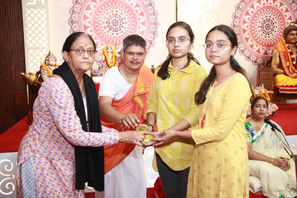 Pcdashram's tweet image. पावन सुन्दरकाण्ड मंडल द्वारा सुन्दरकाण्ड पाठ...
यजमान - श्रीमती रजनी धीमान जी 
सभी को हनुमान जी की कृपा प्राप्त हो...

अपने यहाँ सुंदरकांड पाठ करवाना चाहते हैं तो संपर्क करें - 8826790908
#Hanumanji #Sundarkand