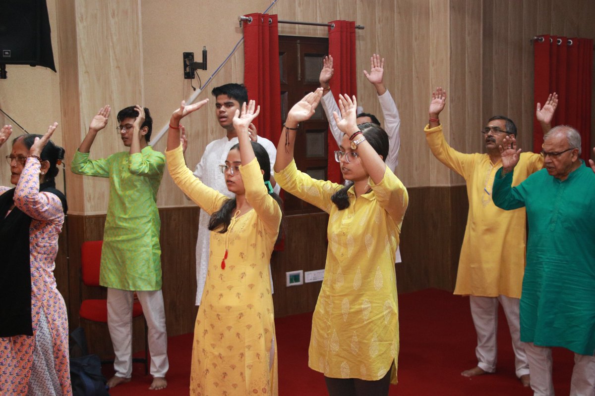 Pcdashram's tweet image. पावन सुन्दरकाण्ड मंडल द्वारा सुन्दरकाण्ड पाठ...
यजमान - श्रीमती रजनी धीमान जी 
सभी को हनुमान जी की कृपा प्राप्त हो...

अपने यहाँ सुंदरकांड पाठ करवाना चाहते हैं तो संपर्क करें - 8826790908
#Hanumanji #Sundarkand