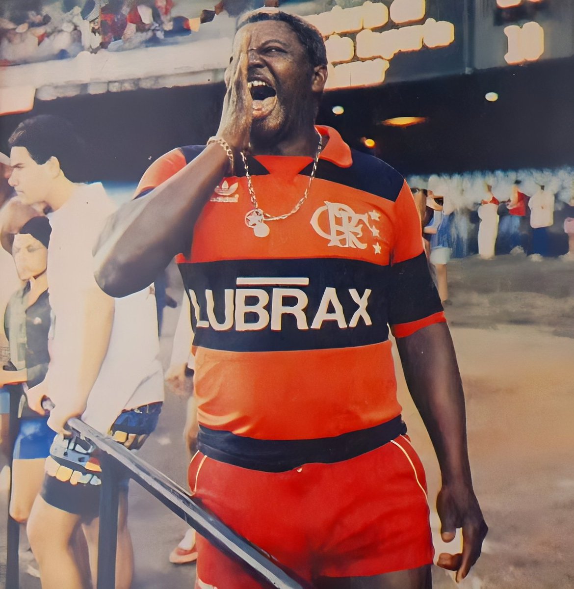 ME CHAMAM DE MULAMBO E SEM DINHEIRO!

FAÇO PARTE DA NAÇÃO QUE É SEU PESADELO!

ME CHAMAM DE FAVELADO, DE POBRE E NEGRO!

NÃO IMPORTA A COR DA PELE SÓ O SENTIMENTO!

SOOOOOOOOU RUBRO NEGROOOOOO!