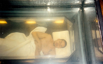 ImpactoEterno's tweet photo. ESCALOFRIANTE 🤯

1999: Un hombre encontró la manera de engañar a la «muerte».

El:
- Se enterró vivo durante 7 días
- Se ahogó bajo el agua durante 17 horas
- Se congeló en hielo durante 63 horas
- Ayunó durante 44 días
- Recibió una descarga de 1 millón de voltios

Y sobrevivió. ¿Cómo sobrevivió?

Su respuesta le sorprenderá: