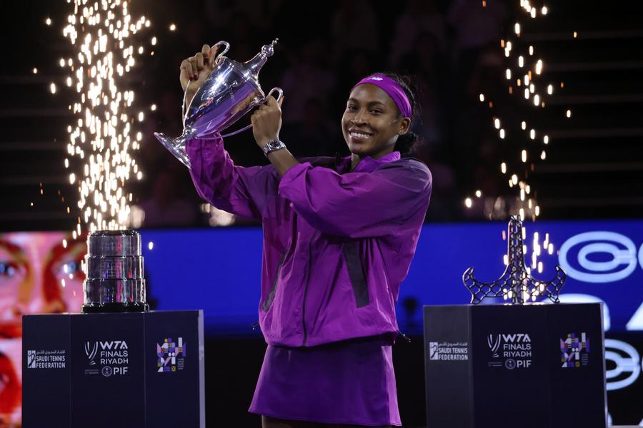 Making her #WTAFinals debut, Olympic champion Zheng Qinwen was narrowly defeated in the final by 20-year-old Coco Gauff, who became the youngest WTA Finals singles champion since Maria Sharapova in 2004 xhtxs.cn/YGO