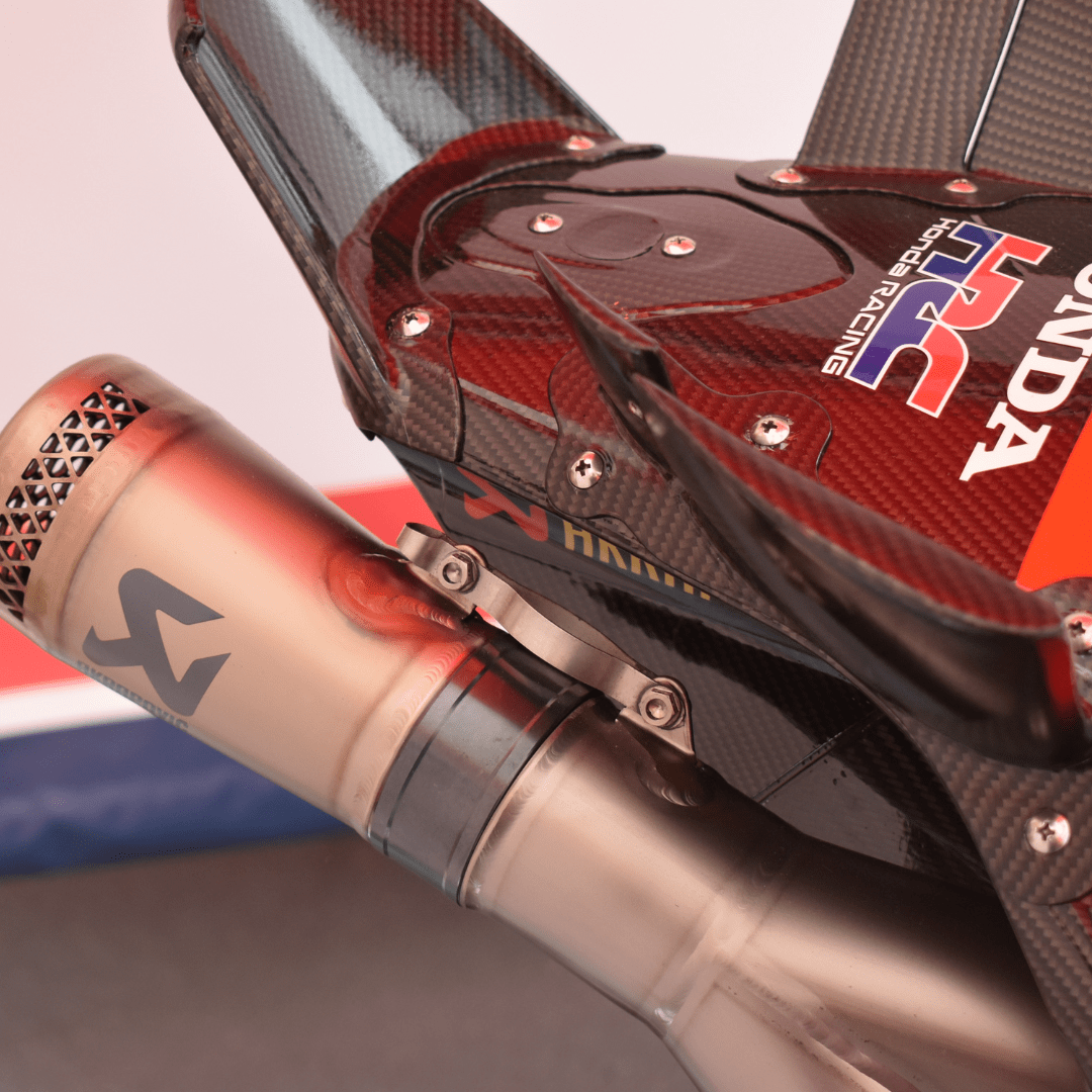 リーフスプリング式のサイレンサーステー。
いずれこれが定番になるかも!?