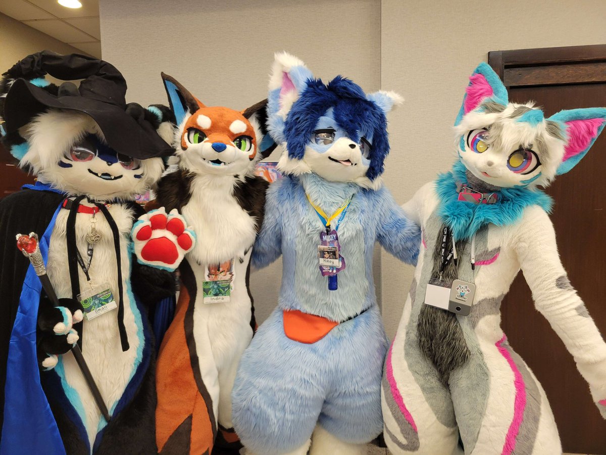 We had a blast at howloween! We Bumped into <a href="/mofumofumikey/">Mikey</a> and he was really cool! #kemono