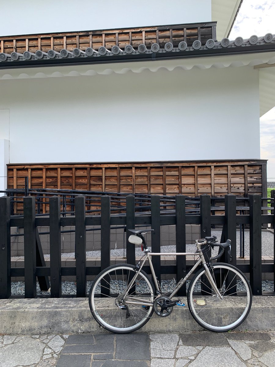 MULLERjapan's tweet photo. 少し涼しくなってくると、なぜか建物に目が行くようになる。白壁に黒く塗られた柵。生木の色の移ろいも趣きがある。
#zero
#mullerzero
#titaniumbicycle
#titaniumroadbike
#titaniumfork
#roadbikes
#hillclimb #newmodel
#mullerjapan #mullerjapanbikes #feelingsocomfortable https://t.co/3ewbVZo3cr