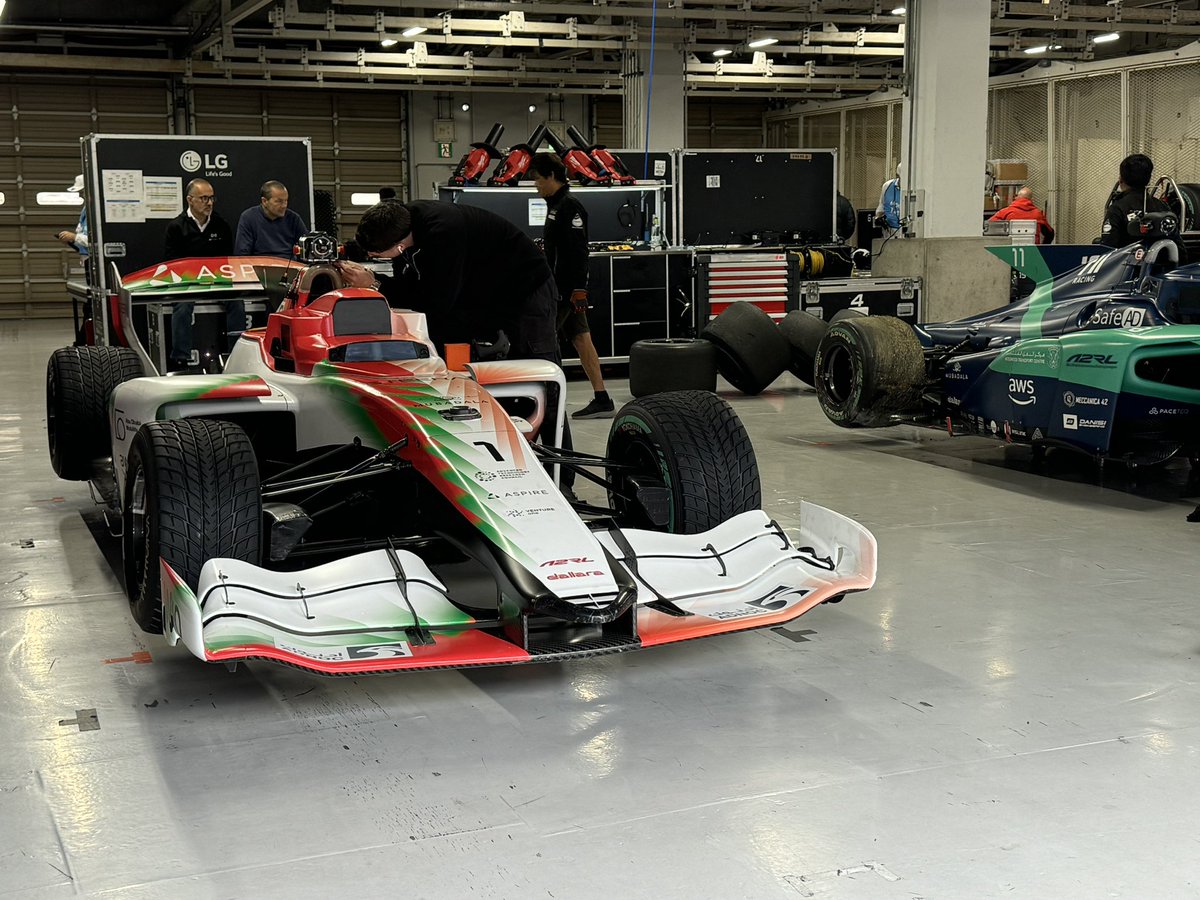 kazu23_35's tweet image. 走ってる姿は見れなかったけど、マシン見れたし珍妙頂けたし本当に満足🥹🥹🥹

ありがとうございますA2RL大好きです❤️‍🔥
#A2RL #AIVsHuman #SuzukaShowdown