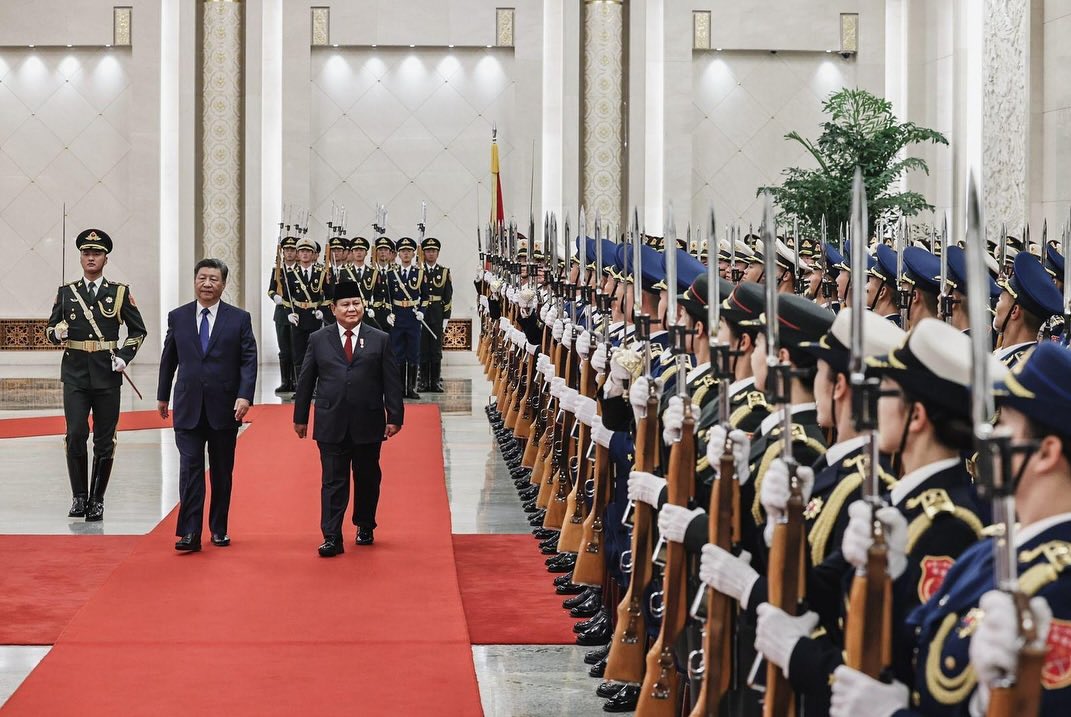 Suatu kehormatan atas pertemuan dengan Yang Mulia Xi Jinping, Presiden Republik Rakyat Tiongkok, di Balai Agung Rakyat, Beijing.

Indonesia dan Republik Rakyat Tiongkok berkomitmen untuk mempererat persahabatan dan memajukan kesejahteraan kedua bangsa.

Balai Agung Rakyat,