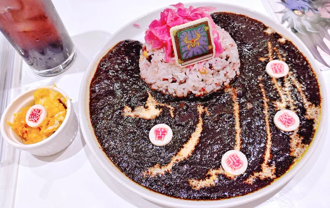 昨日は最後のGXカフェ行ってきた! 邪心教典意外と甘口?だけど濃いめな味で面白かったです 「これは明日香さんの『悲』、これは万丈目さんの『怒』」と苦しみながら食べた 地下デュエル観戦ラーメンの祭壇も作って満足!