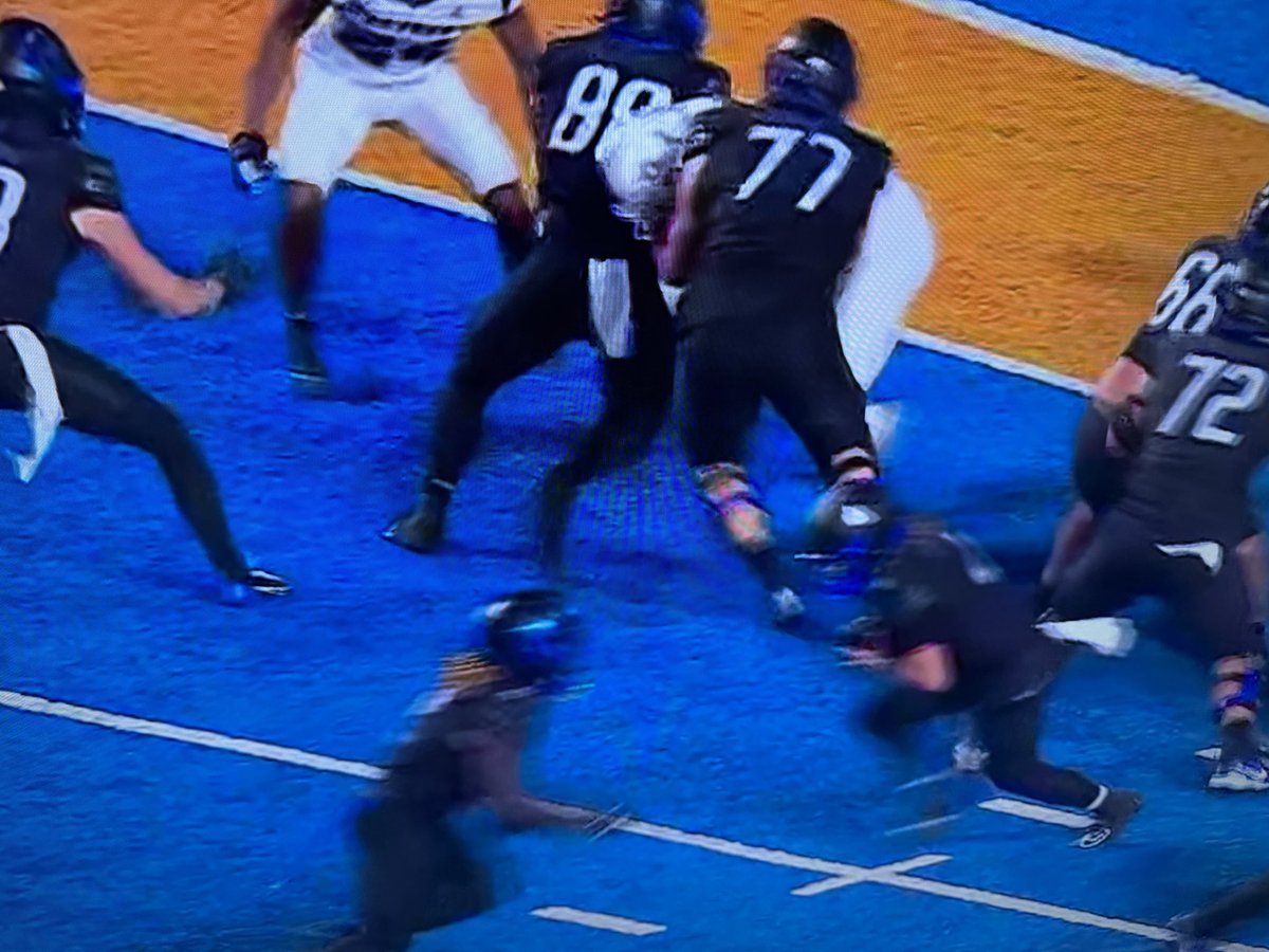 JoshuaCReeves's tweet image. That Boise State blue turf isn&apos;t so great for TV. #boisestate #Nevada #foxcfb