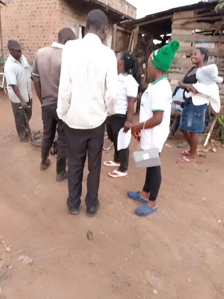 youngpeople_1's tweet image. Earlier this week, we conducted 4 outreaches where we engaged the community in cleaning the environment by removing all polythene and plastic wastes.
We thank @savechildrenug for empowering us.
#Naturesmiles #PowertoYoungPeople #LetsShiftNow 
#SaveTheEnviroment #WasteMangement