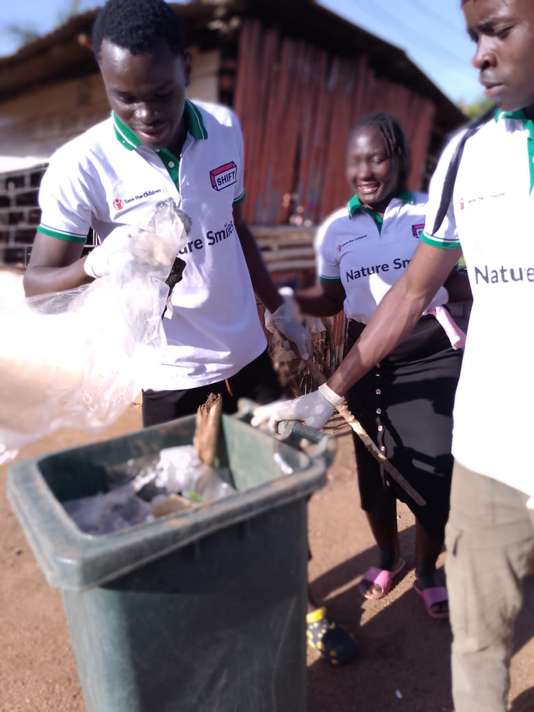 youngpeople_1's tweet image. Earlier this week, we conducted 4 outreaches where we engaged the community in cleaning the environment by removing all polythene and plastic wastes.
We thank @savechildrenug for empowering us.
#Naturesmiles #PowertoYoungPeople #LetsShiftNow 
#SaveTheEnviroment #WasteMangement