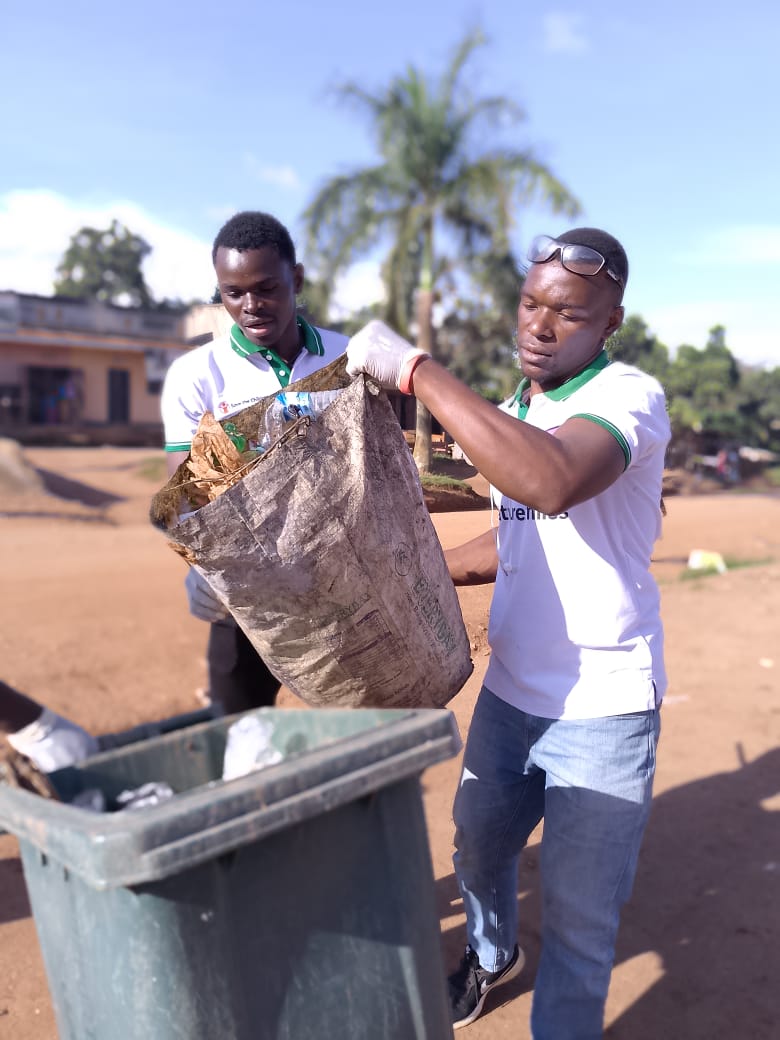 youngpeople_1's tweet image. Earlier this week, we conducted 4 outreaches where we engaged the community in cleaning the environment by removing all polythene and plastic wastes.
We thank @savechildrenug for empowering us.
#Naturesmiles #PowertoYoungPeople #LetsShiftNow 
#SaveTheEnviroment #WasteMangement