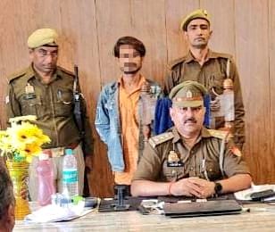 SonOfBharat7's tweet photo. फैज़ान उठा लें गया दलित महिला को...

भाई की कनपटी पे तमंचा सटाकर बोला
   "तेरी बहन को मुसलमान बनाऊंगा"

अरे कहाँ सो गए दलितों के मसीहा
चंद्रशेखर रावण के मुँह पे ताला क्यों लग गया ?

मामला एटा के जलेसर थाने का है जहाँ सुबह शौच करने गयी महिला को शौच करते से ही उठा ले गया फैज़ान, बताया जा रहा है कि महिला को शौच धुलने का भी समय न दिया फैज़ान ने और घर पर अम्मी अब्बू की मदद से बाँधकर डाल दिया...

जब भाई को इसकी खबर लगी तो उसने विरोध किया तो इसपर तमंचा महिला के भाई की कनपटी पे सटाकर फैज़ान ने धमकी दी कि
जो करना है कर ले अब तेरी बहन को मुसलमान बनाऊंगा ✍️

लेकिन दलित अपनी राजनीतिक मंसा से चुप हैं क्यूंकि मुस्लिम चाहे उनकी बहन भी उठा लें जाएँ लेकिन विरोध करने पर उनकी राजनीति ख़राब होती है

ये बहन बेटी की कीमत पे बेहद घटिया दलित राजनीति है 🖐️