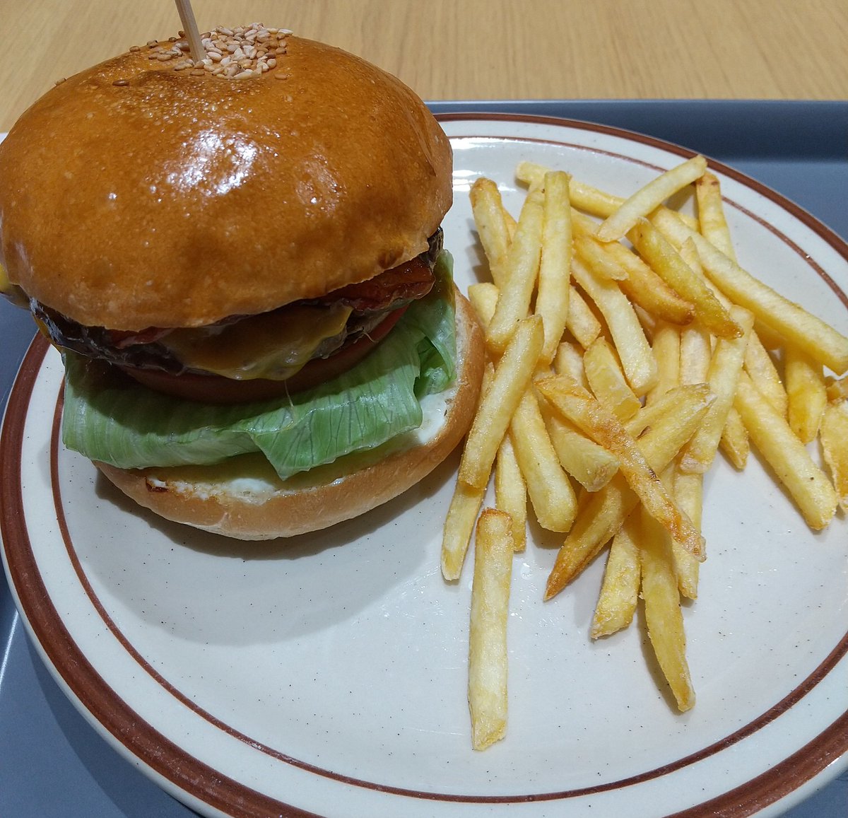 久しぶりに美味しいハンバーガーと出会いました✨