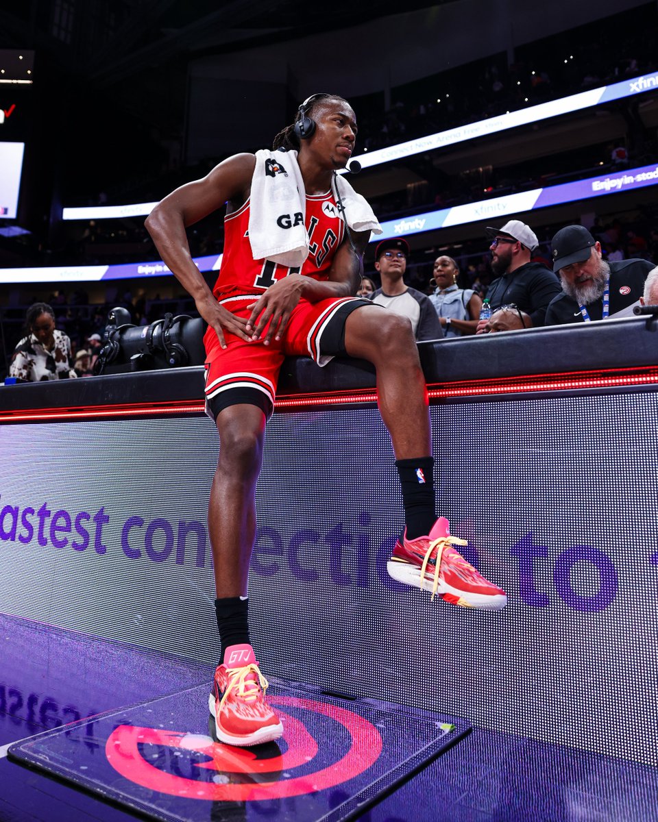 Ayo Dosunmu leading the way in the 🅰️

19 points
7-10 FG
2-3 from three
4 assists