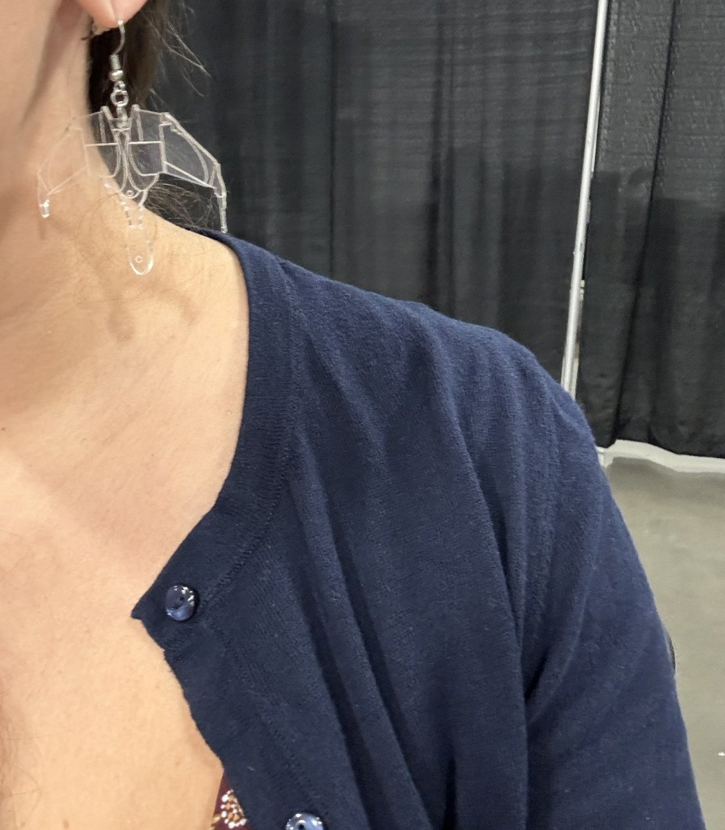annmariesegal1's tweet photo. What else would I wear to a #StarTrek con? (Exoliansis on Etsy!)🖖🖖🖖 #STNJ @CreationEnt https://t.co/tKDx4x3CuX