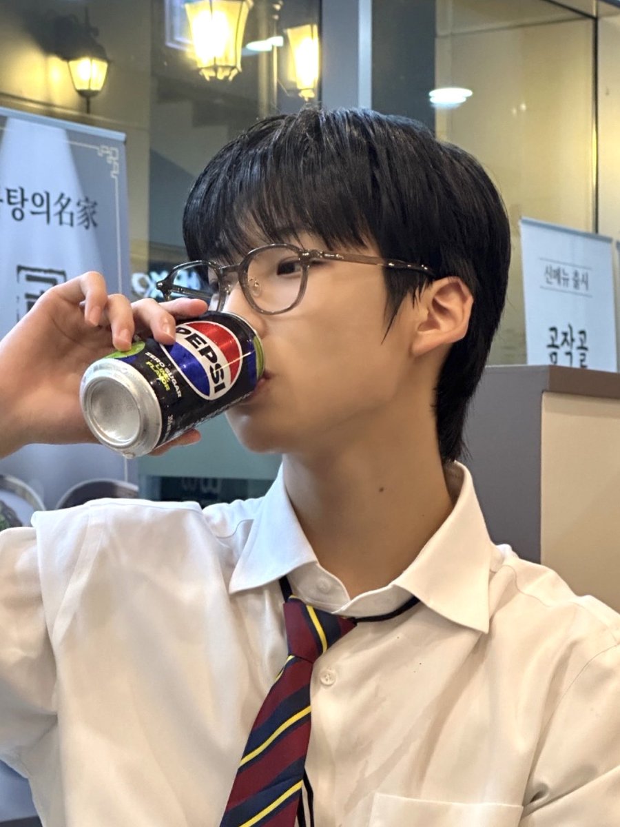 thewind_twt's tweet photo. [#박하유찬] 콜라를 마셔요🥤🥤
(^-^)v https://t.co/88cbUBfJBH