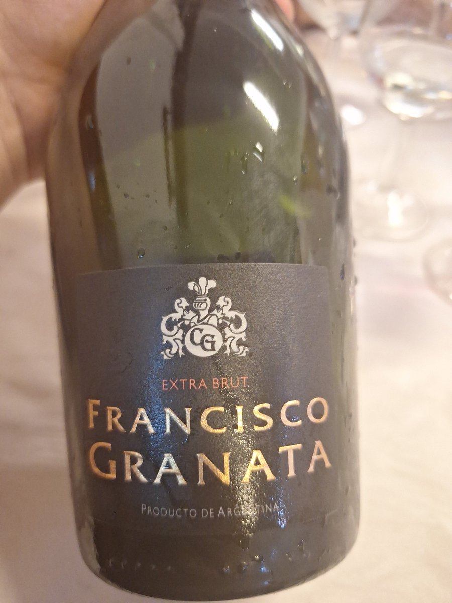 Ricas burbujas para festejar cumpleaños.  Mitad pinot mitad chardo. Excelente.