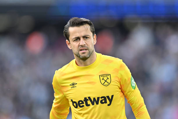 Mercado_Ingles's tweet photo. Lukasz Fabianski con 39 años y 205 dias ahora se convierte en el 4to jugador del West Ham mas veterano de la historia en disputar un partido por Premier League. Solo lo superan Lee Sealey (39A y 224D), Jussi Jaaskelainen (39A y 298D) y Teddy Sheringham (40A y 272D). Inoxidable. https://t.co/28UBMhHfd7