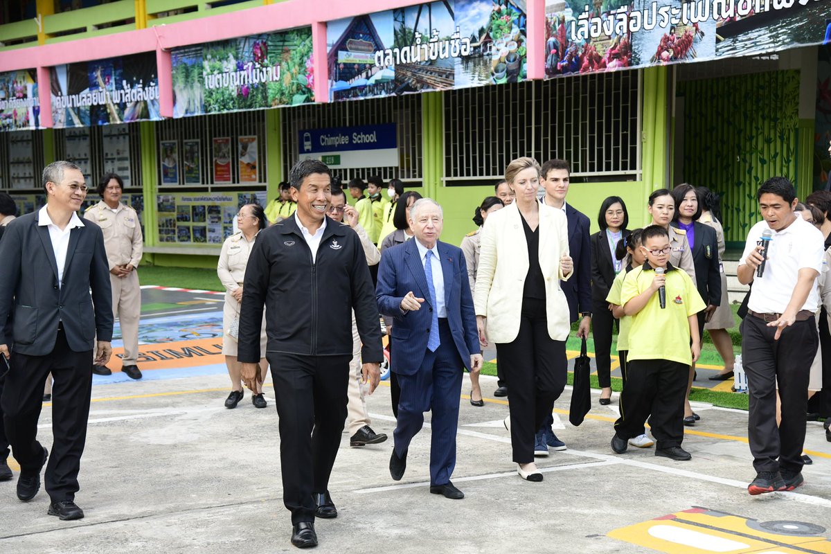 Friberg_Storey's tweet image. As 🇺🇳UN Special Envoy on Road Safety @JeanTodt says: #roadsafety ⚠️ is about attitude &amp;amp; knowledge. Great to see over 🇹🇭700 #ChimpleeSchool students learning this from an early age—thanks to the efforts of Bkk Governor @chadchart_trip.