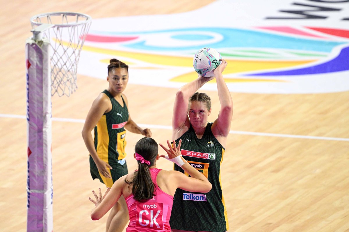 Netball_SA's tweet photo. 𝐏𝐎𝐓𝐌
🇳🇿🆚🇿🇦

What a proud performance! Rolene Streutker shone bright! 👏💪🇿🇦

#SAFAST5 #FAST5NetballWorldSeries #FAST5NWS

📸 @mbphotonz https://t.co/5nuZk7QPMI