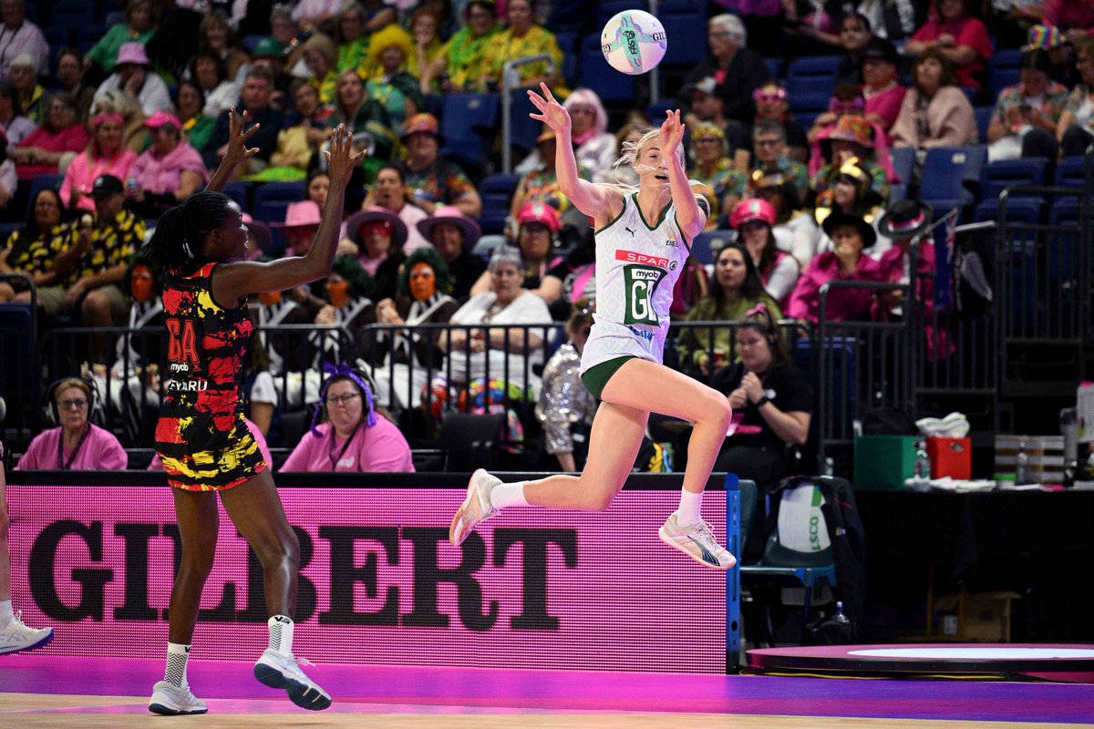 Netball_SA's tweet photo. 𝐀𝐂𝐓𝐈𝐎𝐍 𝐇𝐈𝐆𝐇𝐋𝐈𝐆𝐇𝐓𝐒
🇿🇦🆚🇺🇬

Radiating resilience and determination. 💪🔥

#SAFAST5 #FAST5NetballWorldSeries #FAST5NWS

📸 @mbphotonz https://t.co/c1rfgnSNzF