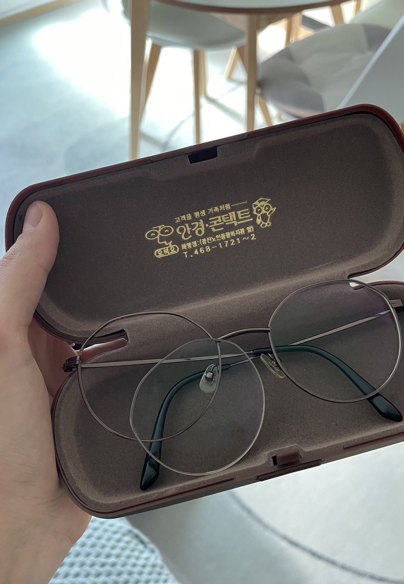 Shunaqasiyam bo'larkan. Ochkimni artib taqyotganimda sindi.
Yaxshiyam eskisini olib qo'ygan ekanman. 1-2kunga yaraydi endi)