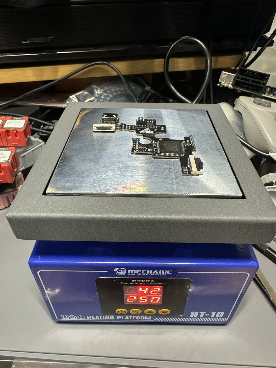 nosIndulgences's tweet photo. I’m a little half-hearted in recommending this affordable hotplate #HT10 from #Mechanic. Does its job well with its 10x10cm size and goes up to 320C but the time to heat up the platform is slowwww… achieve 250C in 5 mins. @ $30, a functional piece if you have e patience to spare https://t.co/kfOoi7gXa6