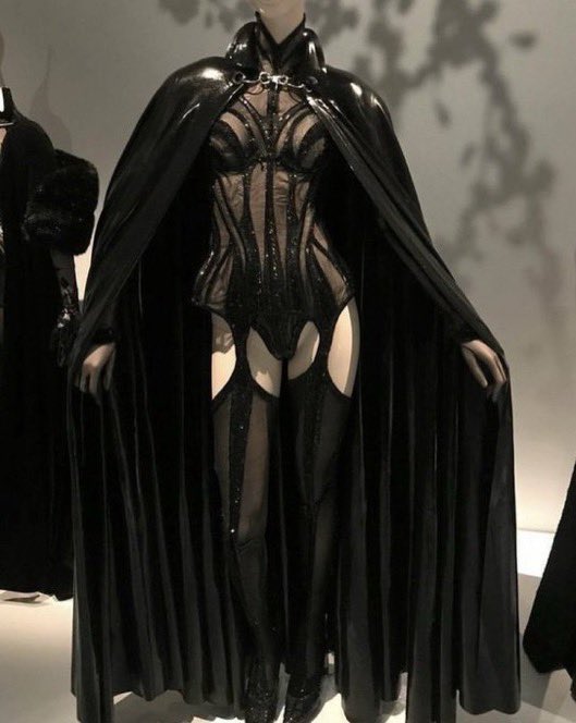 horrorsthetics's tweet photo. thierry mugler , 1998. https://t.co/lT2kcNXUgo